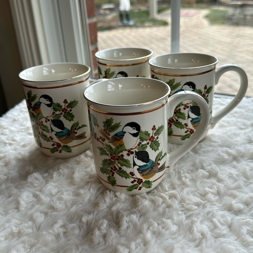 VINTAGE~OTAGIRI~CHRISTMAS HOLLY & BERRIES~CHICKADEE MUGS~GOLD TRIM~BEAUTIFUL~G2C